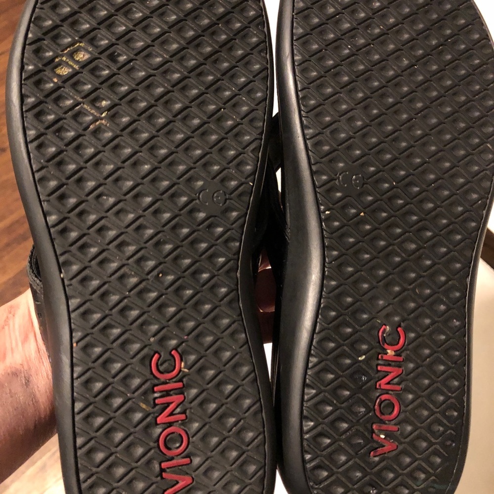 Vionic slippers size 7 - Picture 3 of 8